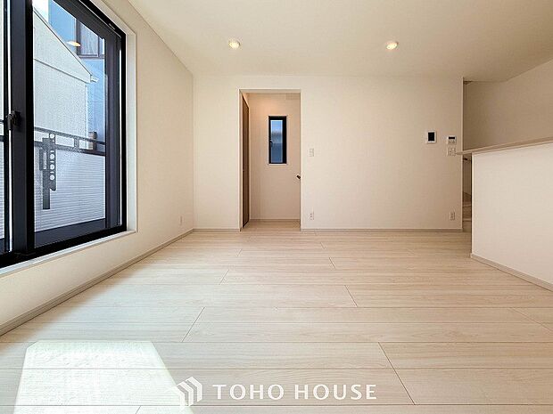 明るく開放的な空間が広がるLDK。室内には豊かな陽光が注ぎ込み、爽やかな住空間を演出。