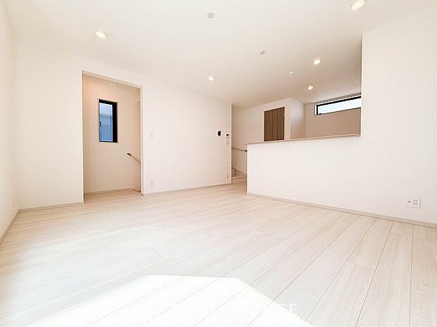 ご家族みんながゆったり寛げる広々リビング。対面式キッチンのあるLDKで家族の会話が弾みます。