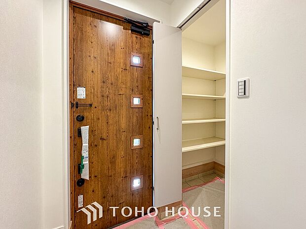 帰り着くたびに洗練されたテイストの空間に迎えられ誇りと喜びを感じる玄関まわりです。