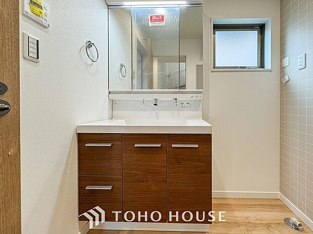 洗面台・洗面所パウダールームはナチュラルな雰囲気で清潔な印象。