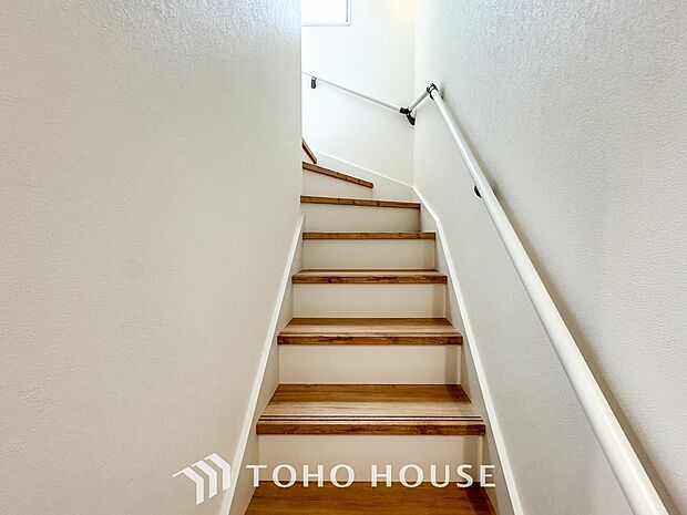 パブリックゾーンとプライベートゾーン繋ぐ階段。豊かな陽光が注ぎ込み、爽やかな住空間を演出。