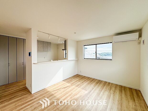 忙しい朝でも、しっかり家族が揃って食事をして頂けるゆとりある大きさのダイニングスペース。