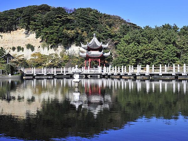 梅や桜、ツツジ、紅葉などの名所として知られ、横浜でも有数の日本文化が体験できる観光スポットです。