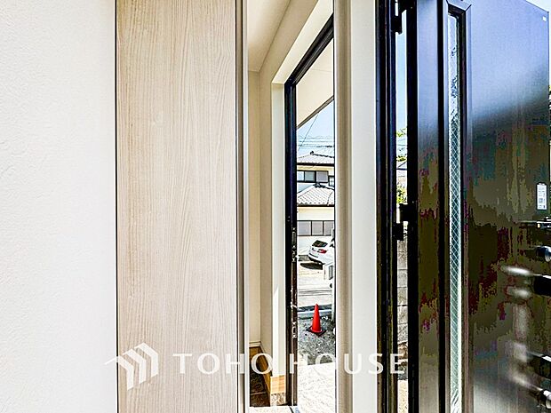 居住者の帰り、訪れる方を優しく迎えてくれる開放感のある玄関。