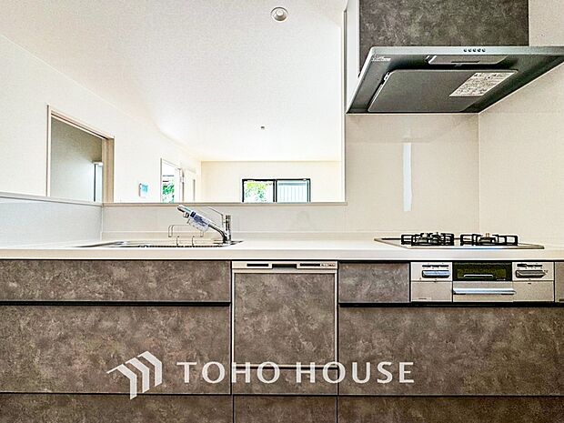 お手入れのしやすいすっきりしたシステムキッチンを採用しました。