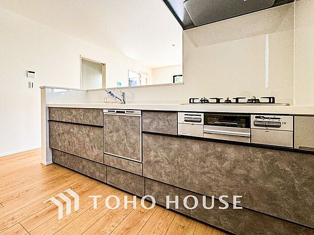 機能的で使い勝手のよさそうなキッチン。明るく清潔感があります。