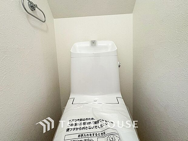 トイレはシンプルにホワイトで統一した温水洗浄付です。