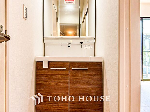 洗面台・洗面所十分な大きさの洗面台は、朝の慌ただしい時間でも余裕とゆとりを感じて頂けます。