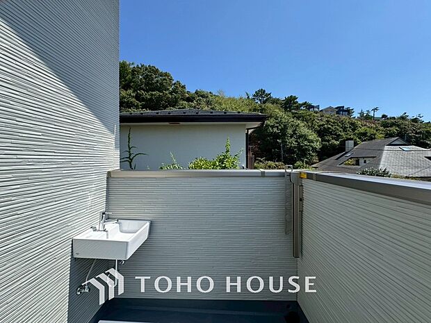 暮らしの中で光と風を演出してくれるバルコニー。