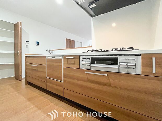 ご家族みんなで調理ができる位のスペースを実現したキッチン空間となっております。