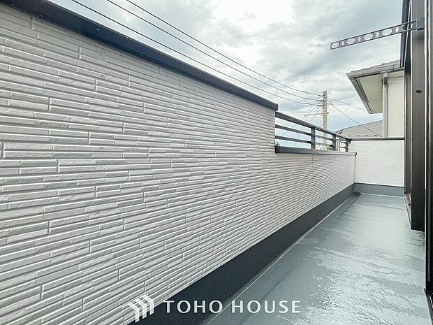 暮らしの中で光と風を演出してくれるバルコニー。