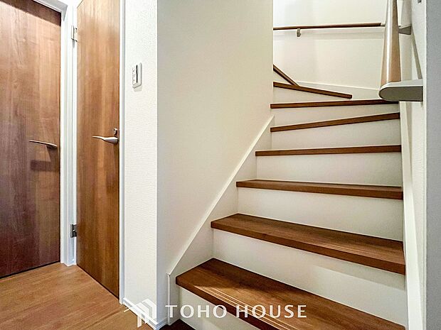 パブリックゾーンとプライベートゾーン繋ぐ階段。豊かな陽光が注ぎ込み、爽やかな住空間を演出。