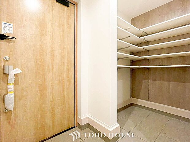 清潔感溢れる玄関がお出迎えする本邸宅の物語は、ここから始まる日常を期待させます。