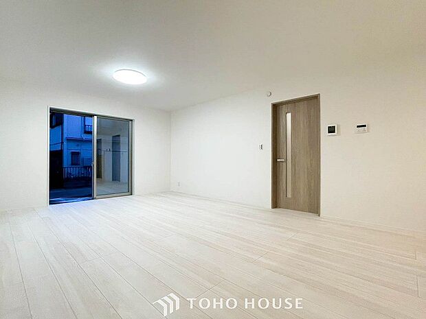 戸建てならではのリビング。落ち着いた色調のリビングは家族団欒の憩いの場所です。