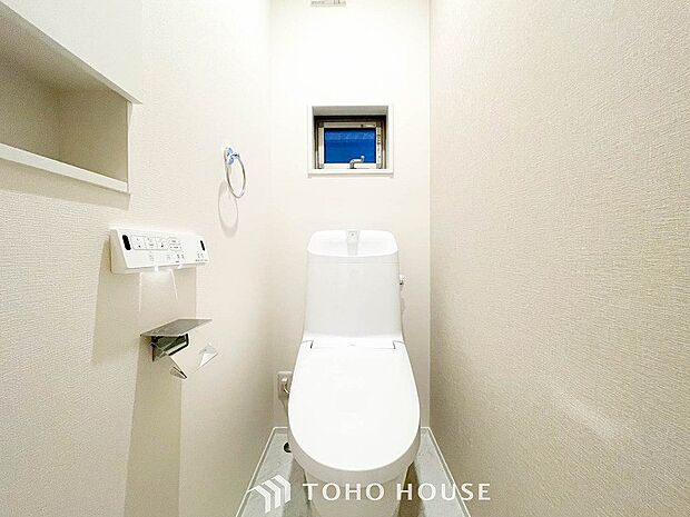 トイレはシンプルにホワイトで統一。