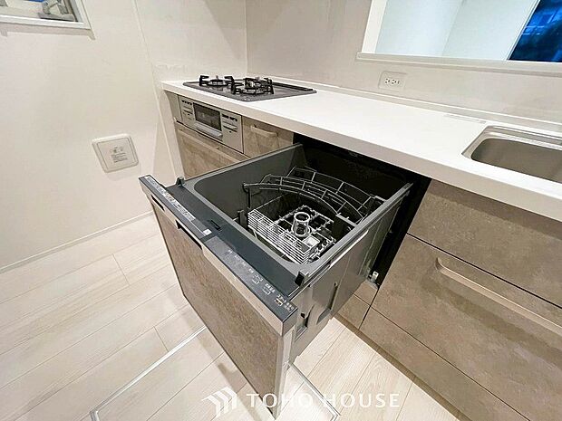 手洗いに比べ節水効果が高く、食器の洗浄から乾燥まで、食後の水仕事を軽減します。