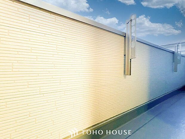 暮らしの中で光と風を演出してくれるバルコニー。