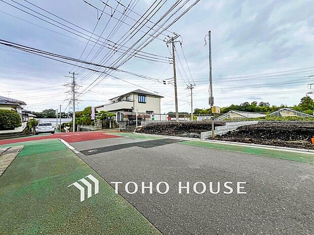 前面道路含む現地写真『快適』は「家」と「街」と「環境」が調和した時に訪れるだと改めて感じさせてくれます。