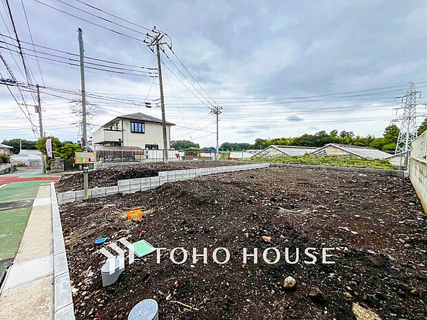 敷地内に駐車スペースを確保。日々の暮らしをスムーズに運ぶ事が出来ます。