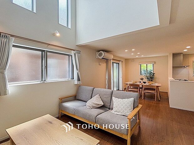 戸建てならではのリビング。落ち着いた色調のリビングは家族団欒の憩いの場所です。