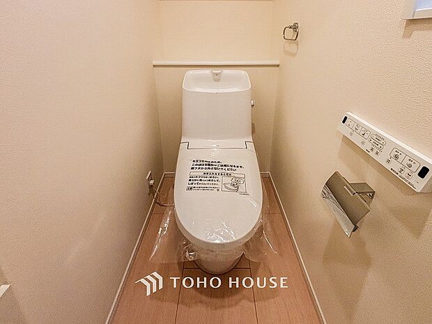 トイレには快適な温水洗浄便座付。