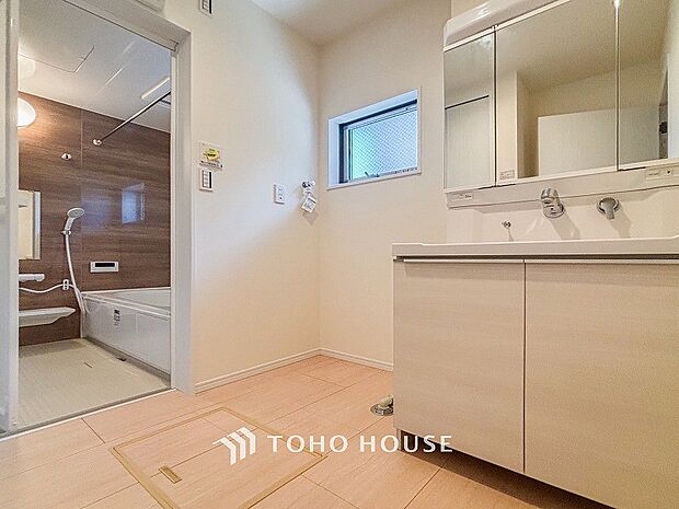 洗面台・洗面所小窓が設置され、湿気がこもりやすい室内の換気・採光に配慮されています。