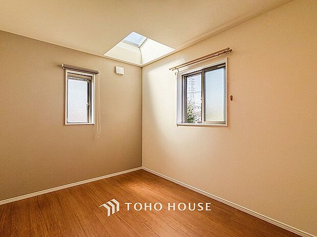 採光もアクセントの一つとして。プライベートルームにはやさしい光が射し込んでいます。