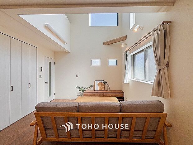 家族みんなが爽やかに健やかに過ごせるように、溢れる光をたっぷり取り込んだリビングダイニング。