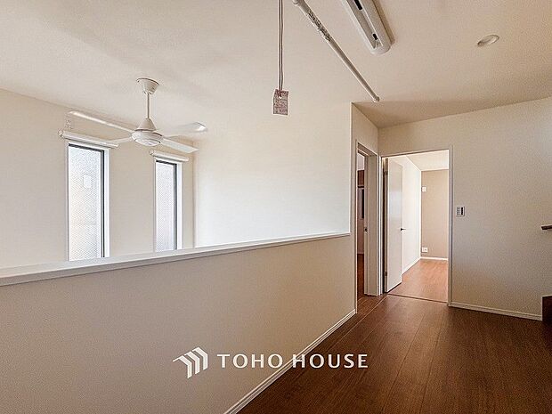 上質感漂う廊下。居住者の帰り、訪れる方を優しく迎え安らぎに満ちた生活空間を予感させます。