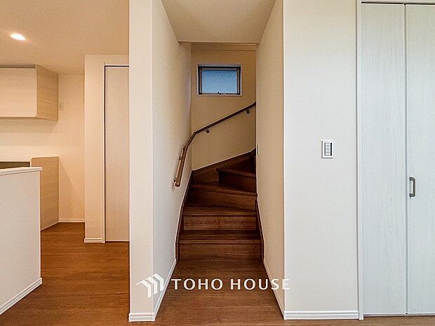 階段にはお子様やお年寄りに安心な手すりをご用意。