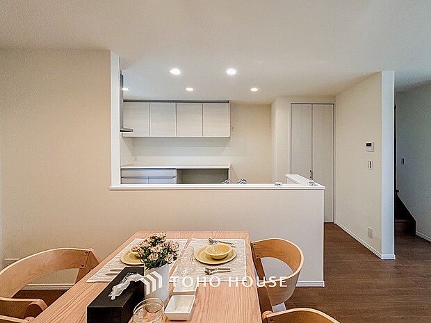 ここにはみんなが集い、食事と楽しい会話が始まるスペース。