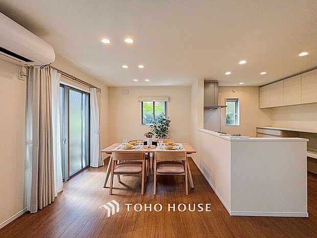 忙しい朝でも、しっかり家族が揃って食事をして頂けるゆとりある大きさのダイニングスペース。