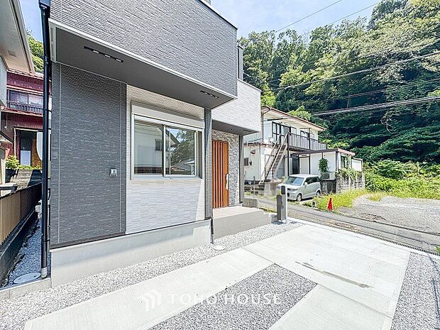 帰り着くたびに洗練されたテイストの空間に迎えられ誇りと喜びを感じる玄関まわりです。