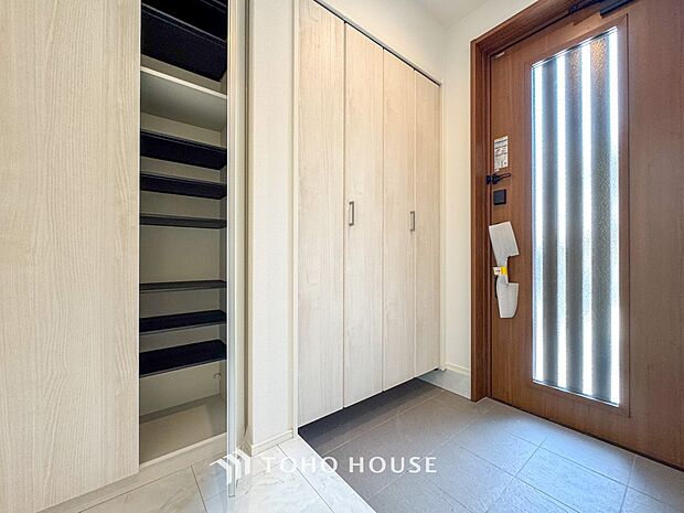 清潔感溢れる玄関がお出迎えする本邸宅の物語は、ここから始まる日常を期待させます。