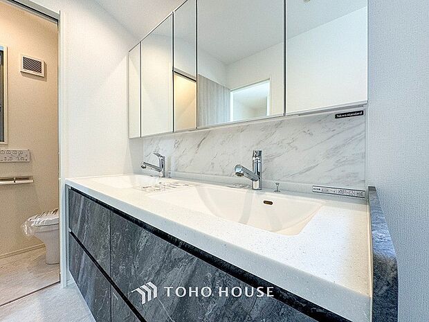 洗面台・洗面所十分な大きさの洗面台は、朝の慌ただしい時間でも余裕とゆとりを感じて頂けます。