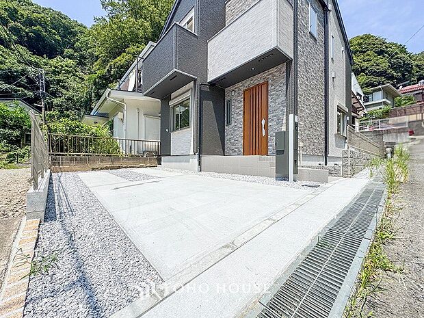 敷地内にカースペース有り。ゆとりある空間を保っています。