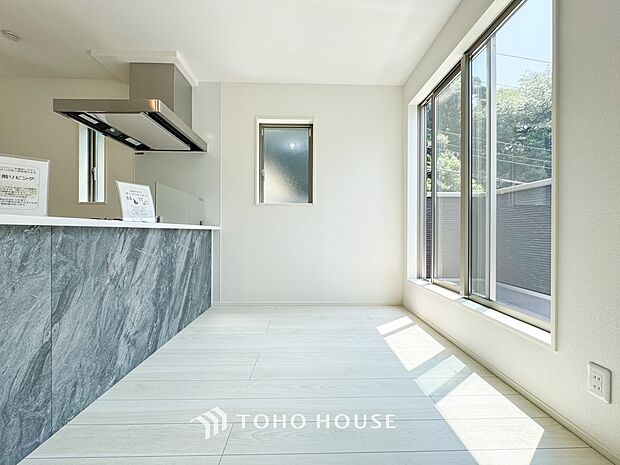 あたたかい日差しがたっぷり降り注ぐLDKは自然と家族の顔があかるい笑顔に。