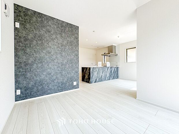 明るく開放的な空間が広がるLDK。室内には豊かな陽光が注ぎ込み、爽やかな住空間を演出。