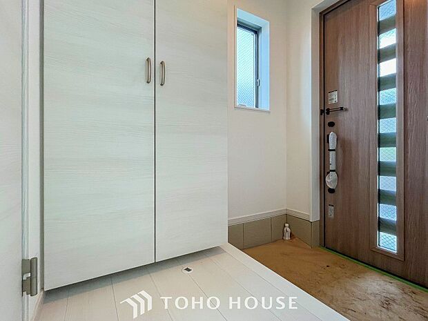 清潔感溢れる玄関がお出迎えする本邸宅の物語は、ここから始まる日常を期待させます。