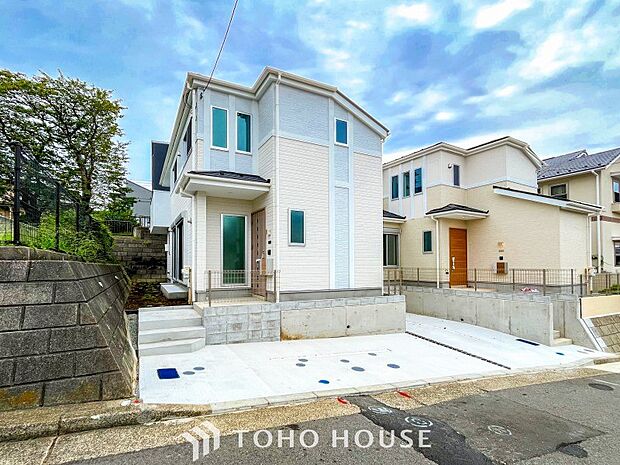 爽やかな青空の下に贅沢なほどに降り注ぐ陽光、豊かな居住性と、クオリティが見事に調和した住空間。