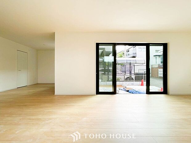 やわらかな陽射しがふりそそぎ、室内に開放感と爽快感をもたらします。