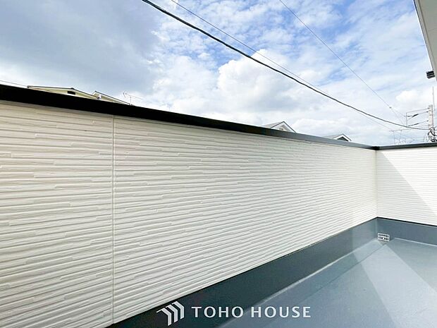 暮らしの中で光と風を演出してくれるバルコニー。