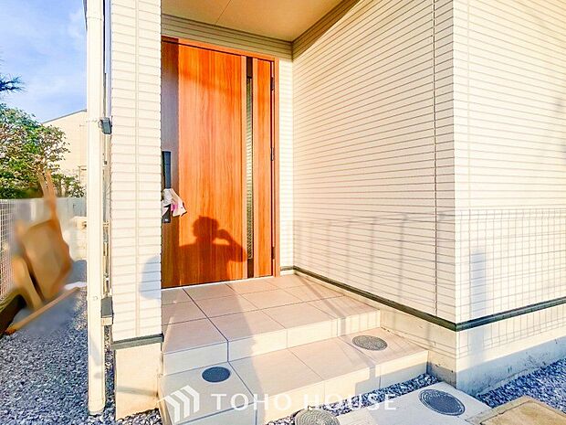 住む人や訪れる人やさしくエスコートする玄関アプローチ。