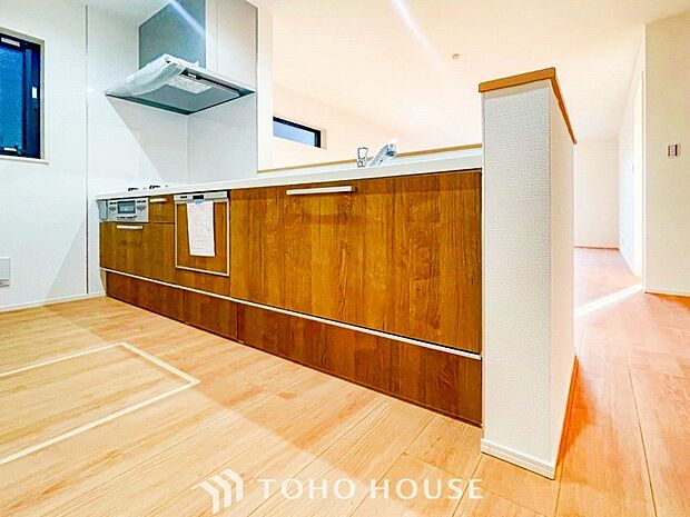 機能性とデザイン性を兼ね備えたシステムキッチン。リビングとの一体感も考慮され、美しい空間が実現します。