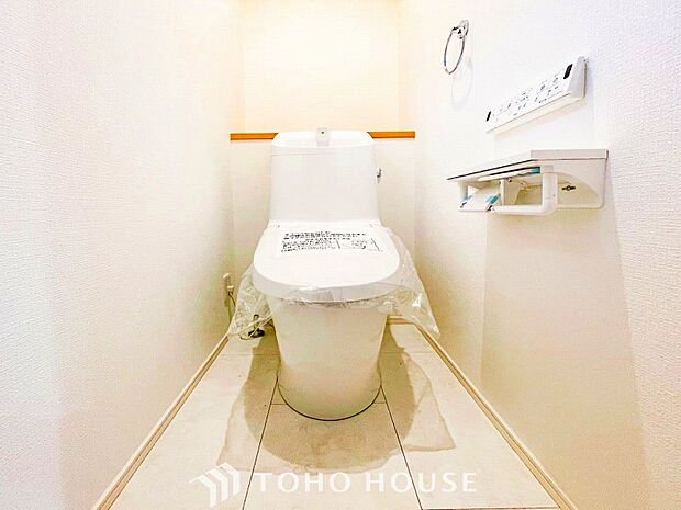 トイレはシンプルにホワイトで統一した温水洗浄付です。