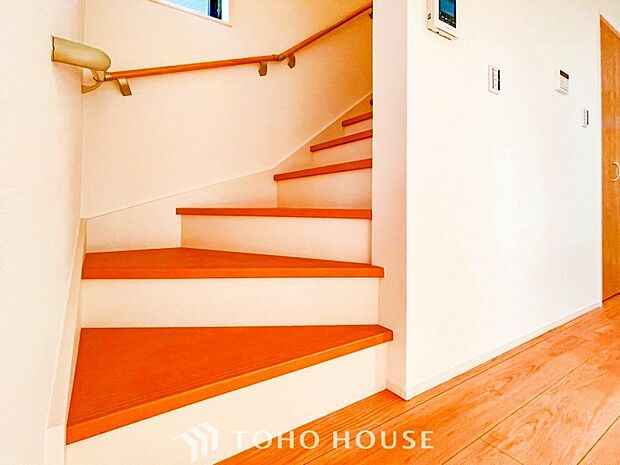 各フロアを結ぶ階段。集いの空間と一人の時間を楽しむプライベートルームをバランスよく繋いでいます。