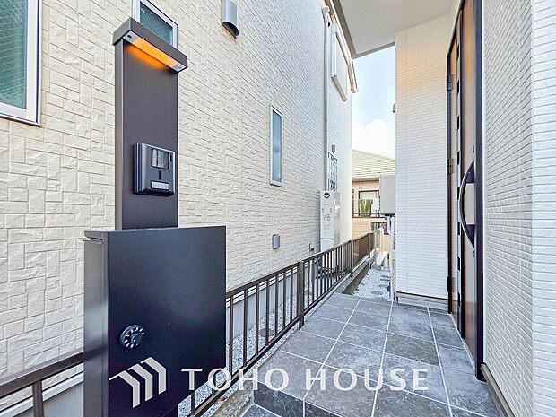 清潔感溢れる玄関がお出迎えする本邸宅の物語は、ここから始まる日常を期待させます。