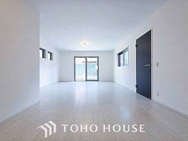 明るく開放的な空間が広がるLDK。室内には豊かな陽光が注ぎ込み、爽やかな住空間を演出。