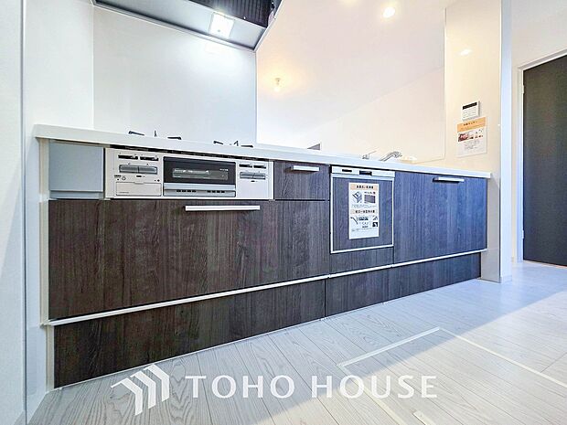 機能的で使い勝手のよさそうなキッチン。明るく清潔感があります。