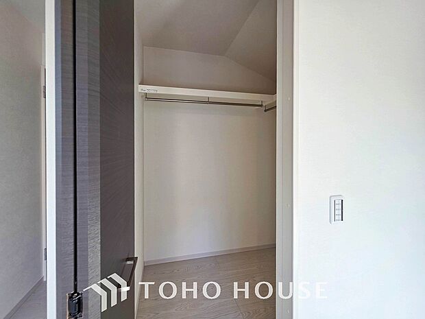 衣類だけでなく大きな荷物も収納でき、お部屋がすっきりします。